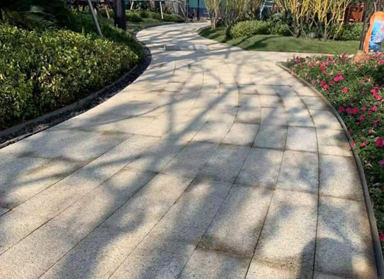 芝麻灰干掛石材，讓建筑更具個性與獨(dú)特魅力(圖1)