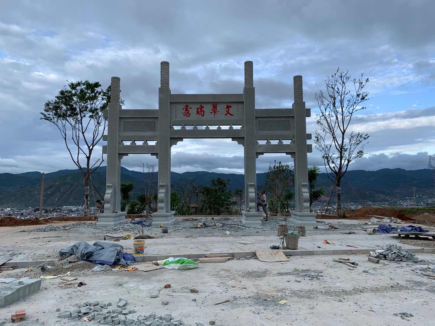 雕刻藝術(shù)與自然完美融合：石材花缽雕刻的獨(dú)特之處