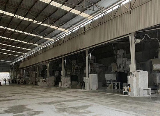 大理石與家具搭配呈現(xiàn)高品位檔次(圖2)