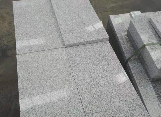 安裝背景墻時，為何要特別注意收邊處理？